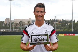 Ronaldo lập hat-trick danh hiệu xuất sắc nhất mùa giải