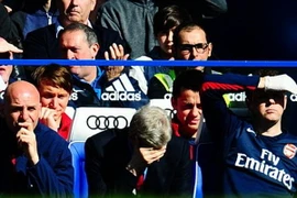 Arsenal thảm bại trước Chelsea trong ngày vinh danh Wenger