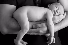 Tấm ảnh bé trai dễ thương "ị đùn" trên tay cha gây sốt ở Anh