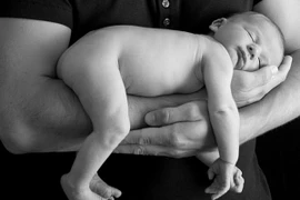 Tấm ảnh bé trai dễ thương "ị đùn" trên tay cha gây sốt ở Anh