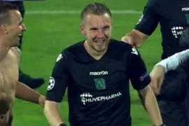 Người hùng hậu vệ cản 2 quả penalty ở Champions League