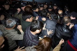 Thân nhân người mất tích bắt giữ nhân viên Malaysia Airlines