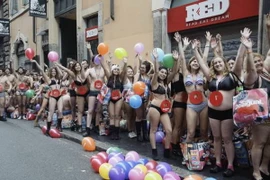 Chùm ảnh mặc đồ lót để được tặng quần áo miễn phí