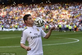 James Rodriguez ra mắt trước hàng vạn CĐV tại sân Bernabeu