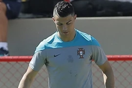Ronaldo lại trưng kiểu tóc mới trước loạt trận "sinh tử"