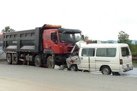 Quảng Trị: Xe cứu thương đâm ôtô tải, 5 người thương vong