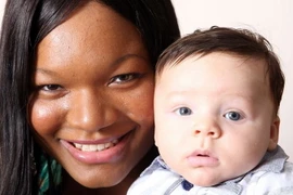 Bà mẹ da đen ngỡ ngàng khi sinh ra một bé trai trắng trẻo