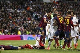 Cận cảnh tình huống Busquets chơi xấu trung vệ Pepe