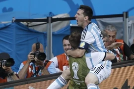 Lionel Messi lập công đưa Argentina vào vòng knock-out