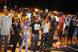 Mỹ: Cảnh sát bắn đạn khói giải tán người biểu tình ở Ferguson