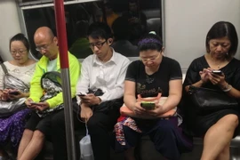 Hong Kong bỏ bớt ghế tàu vì điện thoại thông minh?