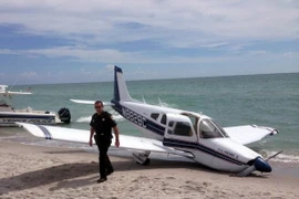 Máy bay rơi xuống bãi biển ở Mỹ, hai người thương vong