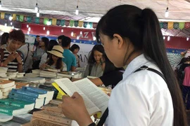 Các tựa sách được giới thiệu tại hội sách thuộc nhiều thể loại khác nhau. (Ảnh: A.N/Vietnam+)