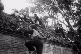 Trong những ngày đầu toàn quốc kháng chiến, chiến sỹ Thủ đô quyết tâm đánh địch, bảo vệ từng ngôi nhà, góc phố. (Ảnh tư liệu: TTXVN)