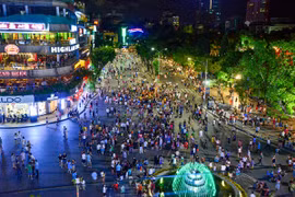 Phố đi bộ thu hút đông du khách. (Ảnh: Minh Sơn/Vietnam+)