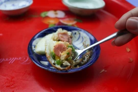 Món trứng chén nướng xuất hiện ở Hà Nội trong khoảng một tháng trở lại đây. (Ảnh: Lê Thu Hà/Vietnam+)
