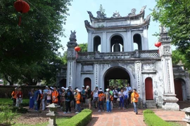 Học sinh tham quan Khu di tích quốc gia đặc biệt Văn Miếu-Quốc Tử Giám. (Ảnh minh họa: TTXVN)