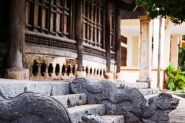 Hình ảnh rồng đá thành bậc ở đình Phương Quan (Hà Nội) được trưng bày tại triển lãm. (Ảnh: BTC)