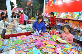 Phố sách Xuân Bính Thân tại Hà Nội. (Ảnh: TTXVN)
