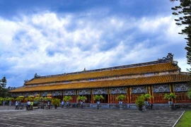 Thế Miếu với kiến trúc chạm nổi, khắc chìm, sơn son thếp vàng với các ô học được bố trí đối xứng nhau. (Ảnh: TTXVN)