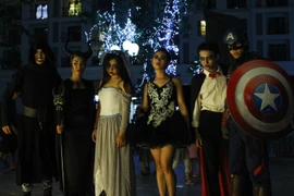 Những khuôn mặt được hóa trang tỉ mỉ để “dọa ma,” làm cho quỷ dữ hoảng sợ bỏ chạy được người lớn ưa chuộng. (Ảnh: Lê Thu Hà/Vietnam+)