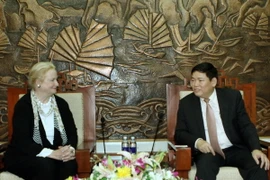 Phó Trưởng Ban Tôn giáo Chính phủ ông Bùi Thanh Hà tiếp đoàn Ủy ban Tôn giáo quốc tế Hoa Kỳ do bà Prof Mary Ann Glendon (Ủy viên) đang có chuyến thăm và làm việc tại Việt Nam. (Ảnh: Nguyễn Dân/TTXVN)