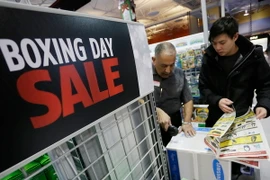 Người dân mua sắm tại cửa hàng đồ điện tử ở thành phố Vancouver, Canada. (Nguồn: AFP/TTXVN)