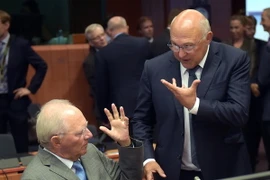 Bộ trưởng Tài chính Đức Wolfgang Schauble (trái) và Bộ trưởng Tài chính Pháp Michel Sapin tại phiên họp của Eurogroup. (Nguồn: AFP/TTXVN)