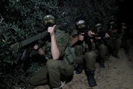 Các thành viên Lữ đoàn al-Qassam, một cánh vũ trang của phong trào Hamas tham gia huấn luyện tại Dải Gaza ngày 3/7. (Nguồn: THX/TTXVN)
