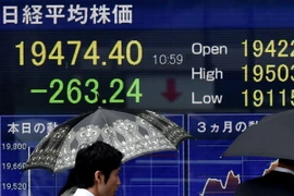 Bảng tỷ giá chứng khoán tại sàn giao dịch ở Tokyo. (Nguồn: AFP/TTXVN)