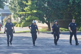 Cảnh sát Mỹ được điều động ngăn ngừa bạo lực bùng phát tại buổi tuần hành tưởng niệm một năm thanh niên da màu Michael Brown bị bắn chết ở Ferguson, Missouri ngày 9/8. (Nguồn: AFP/TTXVN)