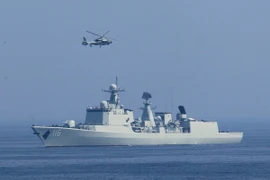 Máy bay trực thăng của Nga cất cánh từ tàu hải quân Trung Quốc một cuộc tập trận. (Nguồn: THX/TTXVN)