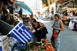 Người dân Hy lạp mua sắm tại một cửa hàng ở thành phố Thessaloniki ngày 20/7. (Nguồn: FP/TTXVN)