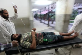 Chuyển một nạn nhân bị thương trong một vụ đấu súng tới bệnh viện ở Jammu, khu vực Kashmir do Ấn Độ kiểm soát. (Nguồn: AFP/TTXVN) 