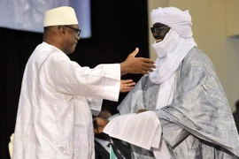 Tổng thống Mali Ibrahim Boubacar Keita (trái) và Đại diện CMA Mahamadou Djeri Maiga (phải) tại lễ ký thỏa thuận hòa bình ở Bamako. (Nguồn: AFP/TTXVN)