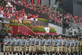 Lễ diễu binh kỷ niệm 50 năm Ngày Quốc khánh Singapore. (Nguồn: AFP/TTXVN)