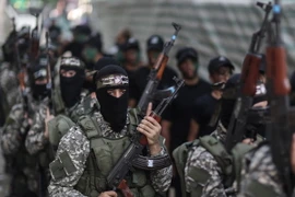 Các chiến binh Hamas tại lễ bế mạc đợt huấn luyện tại trại mùa hè ở thành phố Gaza ngày 5/8. (Nguồn: THX/TTXVN)