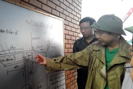 Phó Chủ tịch UBND tỉnh Quảng Ninh Đặng Huy Hậu trực tiếp chỉ đạo công tác tìm kiếm cứu nạn tại hiện trường. (Ảnh: Nguyễn Hoàng/TTXVN)