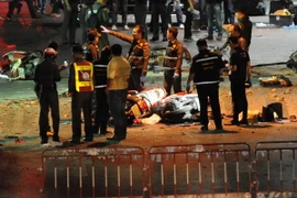 Cảnh sát Thái Lan điều tra tại hiện trường vụ nổ ở đền thờ Erawan, Bangkok ngày 17/8. (Nguồn: THX/TTXVN)