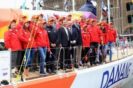 Các đại biểu chụp ảnh lưu niệm cùng các thành viên lái con thuyền “Danang-Vietnam. (Ảnh: Như Mai-Lê Phương/Vietnam+)