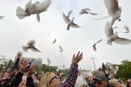Chim bồ câu được phóng sinh tại quảng trường Kulikove Pole ở Odessa trong lễ tưởng niệm ngày 2/5. (Nguồn: AFP/TTXVN)