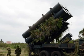 Binh sỹ Nhật Bản chuẩn bị phóng tên lửa đất đối hạm trong cuộc tập trận. (Nguồn: THX/TTXVN)