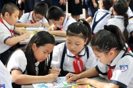 Các học sinh tham gia vẽ tranh tại Ngày hội đội viên “Em yêu Tổ quốc Việt Nam”. (Ảnh: An Hiếu/TTXVN)