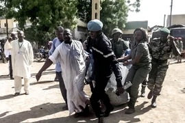 Nhân viên an ninh chuyển thi thể nạn nhân vụ đánh bom kép tại Maroua, bắc Cameroon ngày 22/7. (Nguồn: AFP/TTXVN)