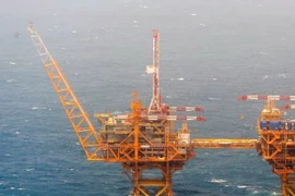 (Ảnh do Bộ Quốc phòng Nhật Bản cung cấp): Giàn khoan dầu của Trung Quốc trên Biển Hoa Đông. (Nguồn: AFP/TTXVN)
