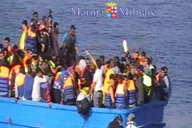 Tàu chở người di cư ngoài khơi Libya. (Nguồn: AFP/TTXVN)