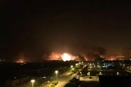 Khói lửa bốc lên sau một vụ nổ. (Nguồn: THX/TTXVN)