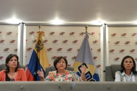 Chủ tịch Hội đồng Bầu cử quốc gia Venezuela Tibisay Lucena (giữa) tại cuộc họp báo về cuộc bầu cử Quốc hội ở thủ đô Caracas ngày 22/6. (Nguồn: AFP/TTXVN)