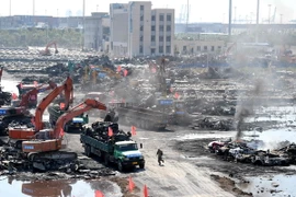 Dọn dẹp tại hiện trường vụ nổ ở Thiên Tân ngày 21/8. (Nguồn: THX/TTXVN)