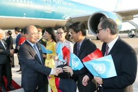 Cán bộ nhân viên Phái đoàn thường trực Việt Nam tại Liên hợp quốc đón Chủ tịch Quốc hội Nguyễn Sinh Hùng tại sân bay. (Ảnh: Nhan Sáng/TTXVN)